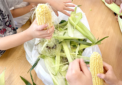 とうもろこし皮むき イメージ